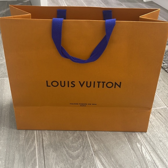 Louis vuitton medium paper bag size 15,5”x13”x6” - Picture 2 of 3